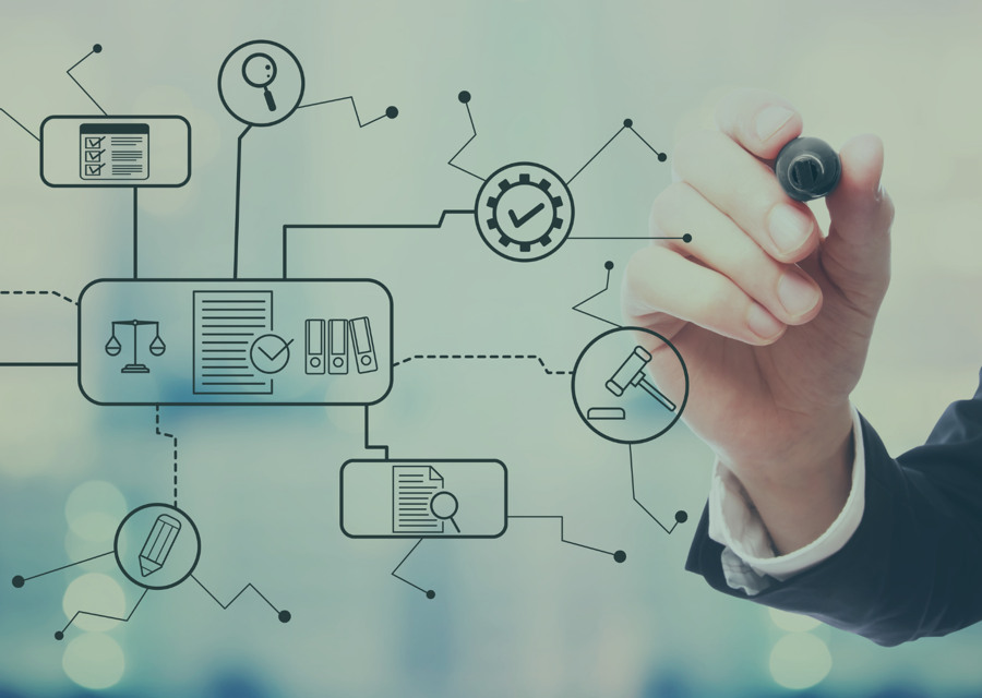 person som håller i penna och karta relaterad till lagstiftning