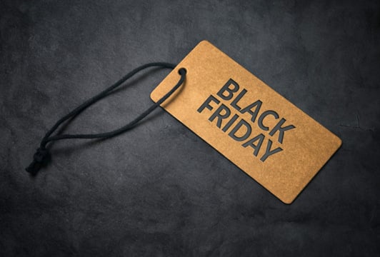 En black friday-tagg på en svart bakgrund.