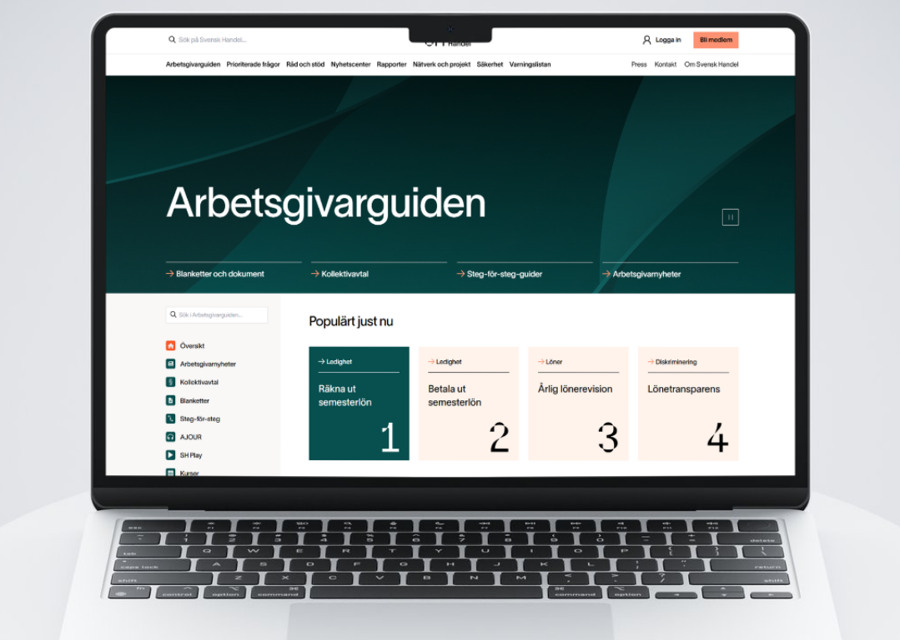 En bärbar dator som sitter på ett vitt bord.