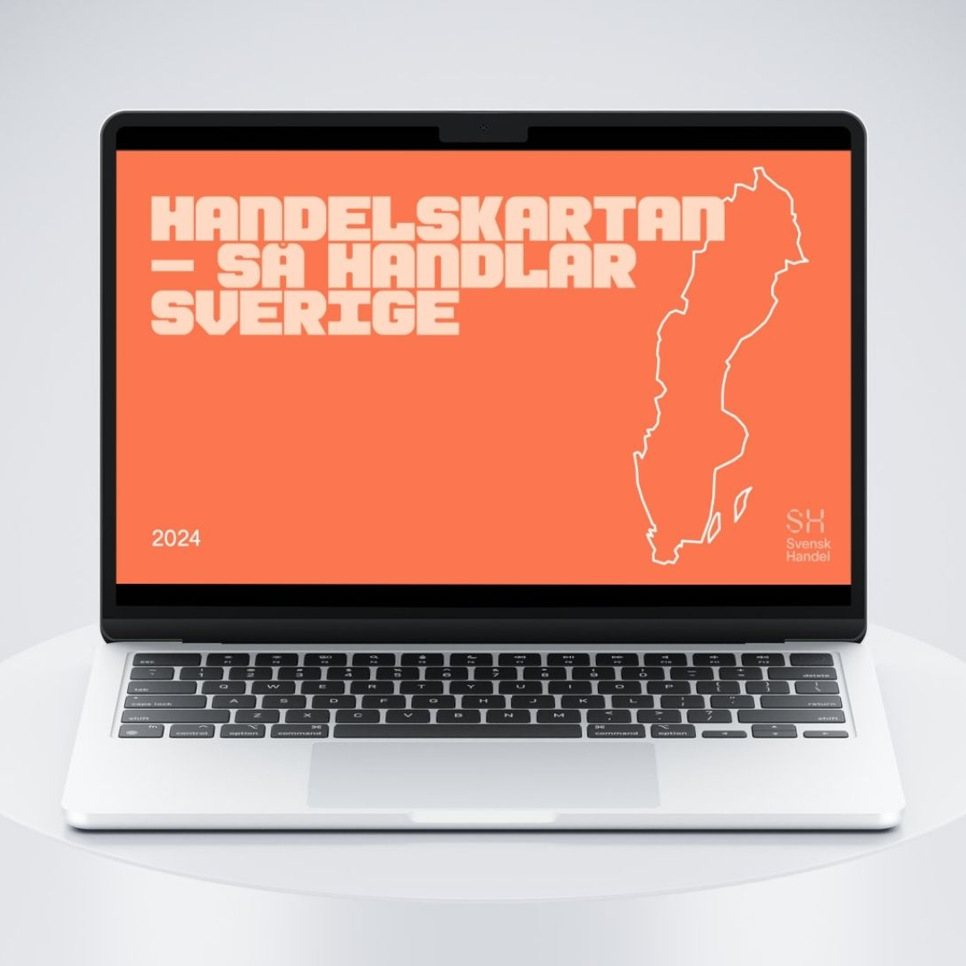 En bärbar dator som sitter på ett vitt bord.