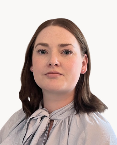 En kvinna i grå skjorta och slips.