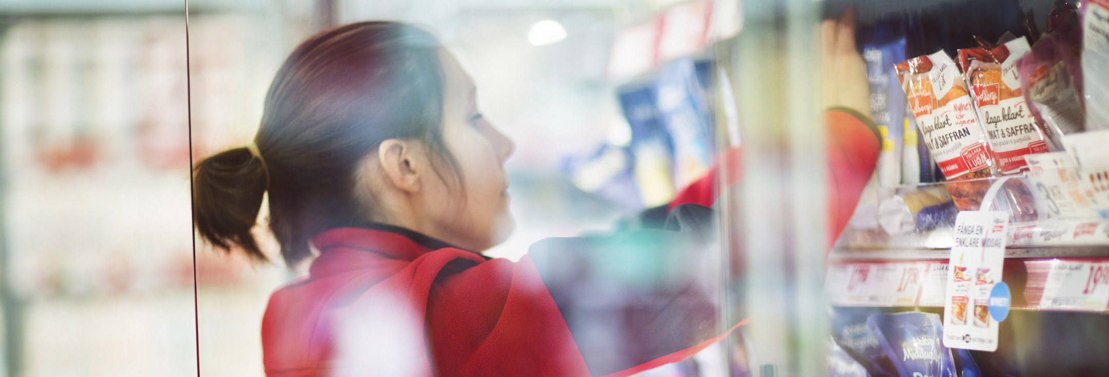 En ung kvinna i en butik.