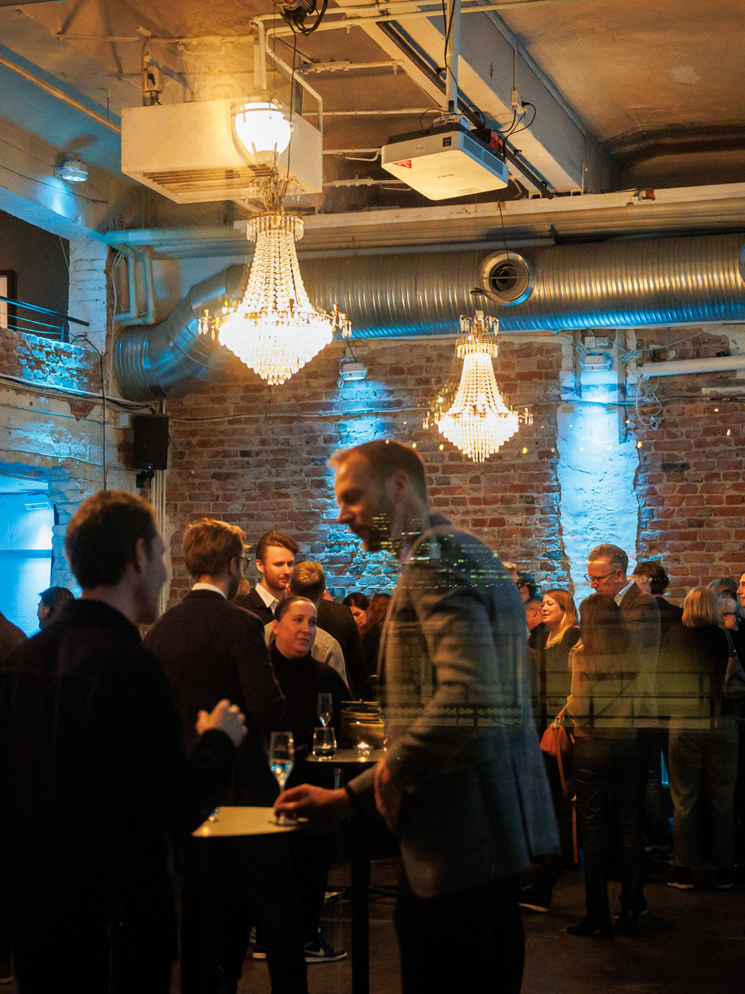 En grupp människor som står och väntar i ett rum.