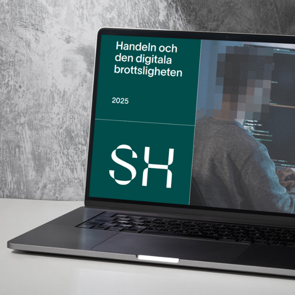 En bärbar dator som sitter på ett bord.