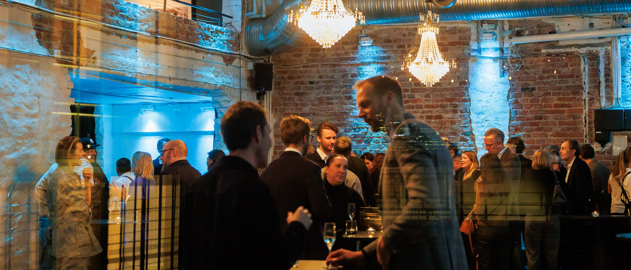 En grupp människor som står och väntar i ett rum.