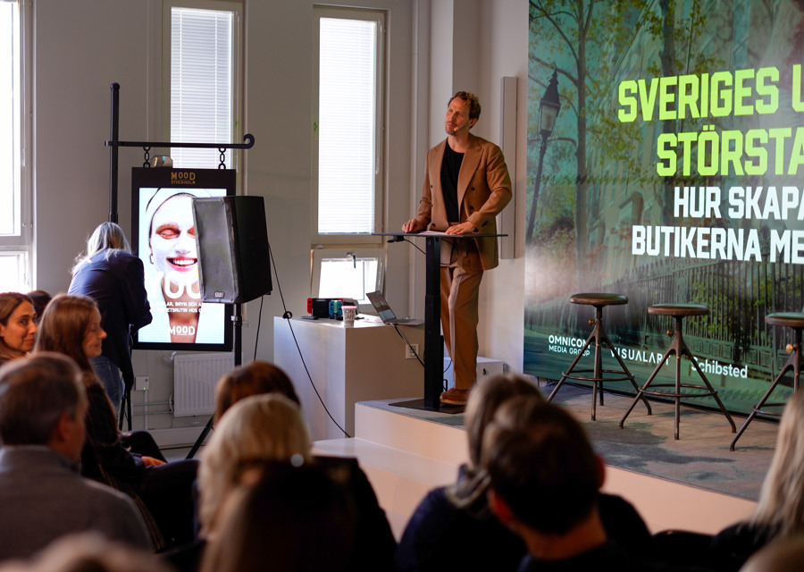 En man som står framför en folkmassa.