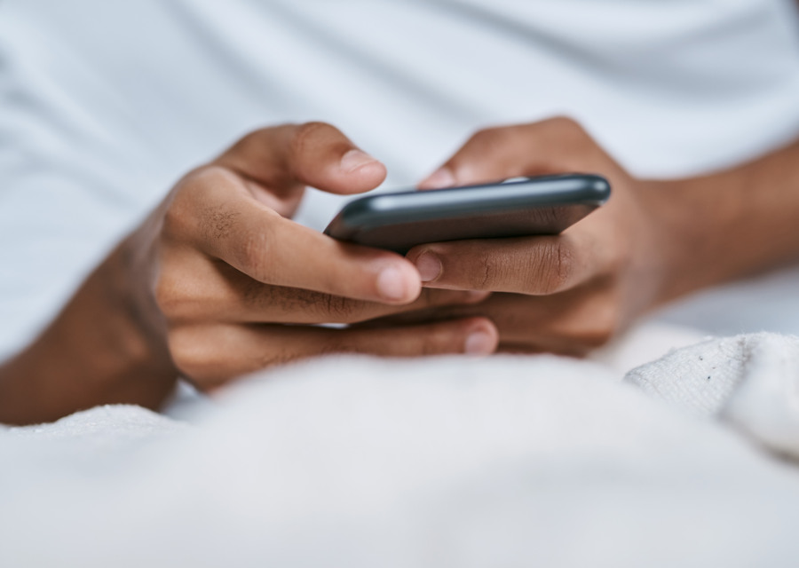 En närbild på en person som håller i en mobiltelefon.