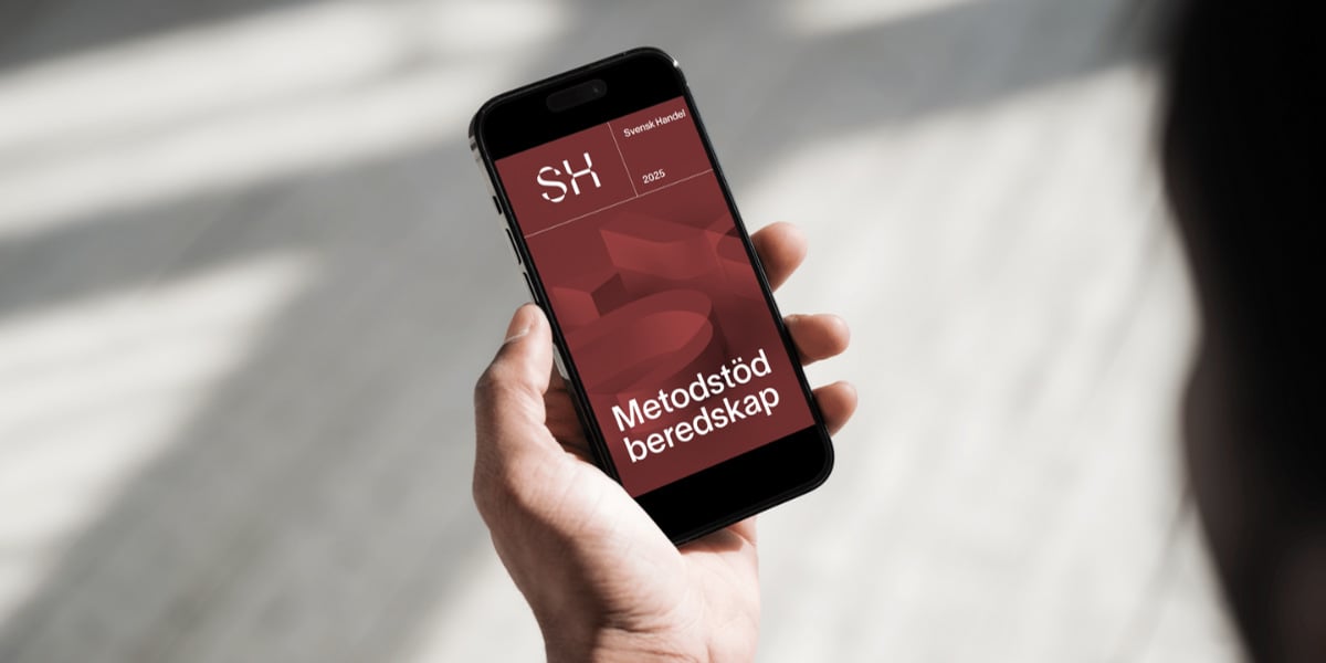 Person som håller i mobiltelefon