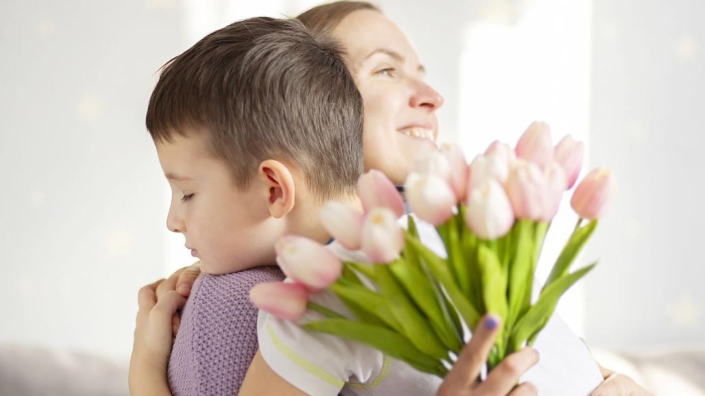pojke-kramar-mamma-och-blommor.jpg