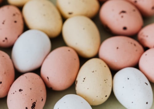 En massa ägg som ligger på ett bord.