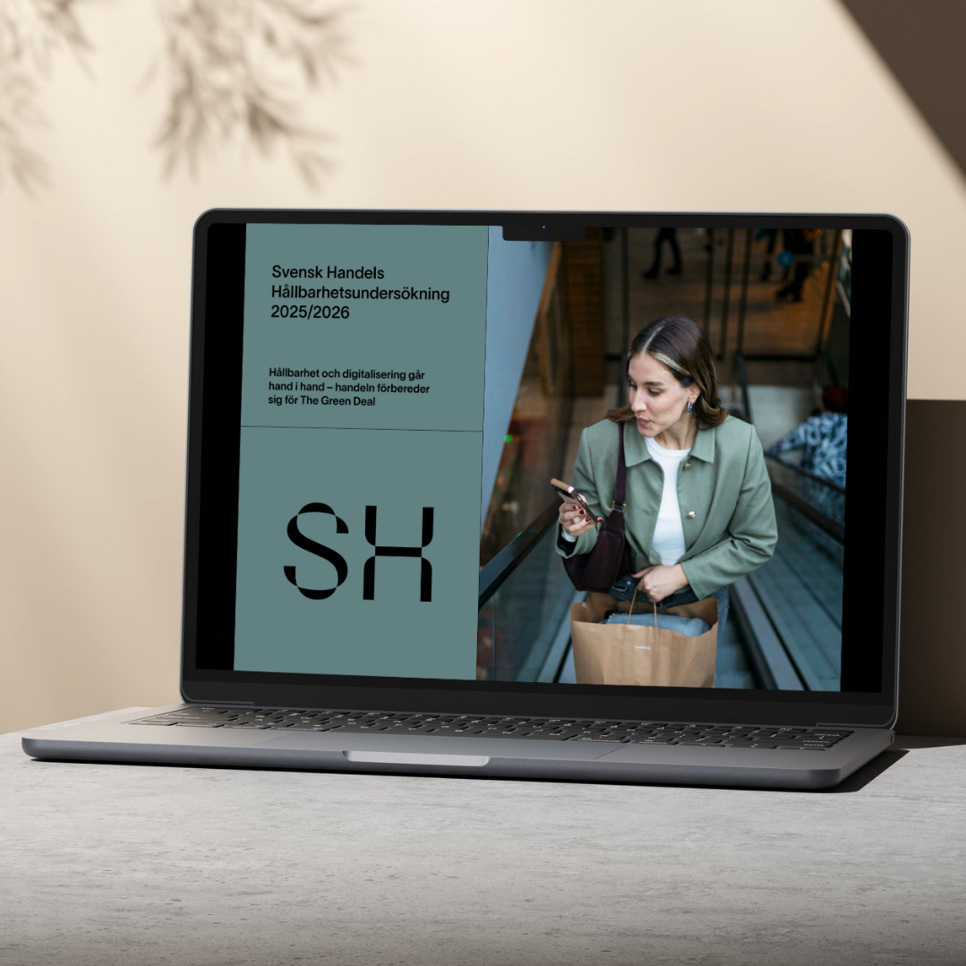 En bärbar dator som sitter på ett bord.