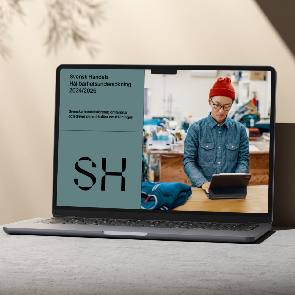 En bärbar dator som sitter på ett bord.