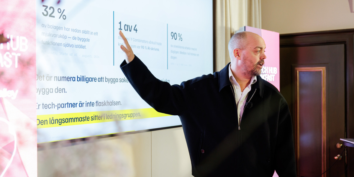 En man som står framför en projektorskärm och håller en presentation.