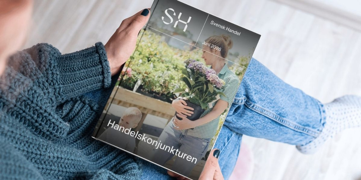 En kvinna som håller i en bok med en bild av ett barn som håller i en blomma.