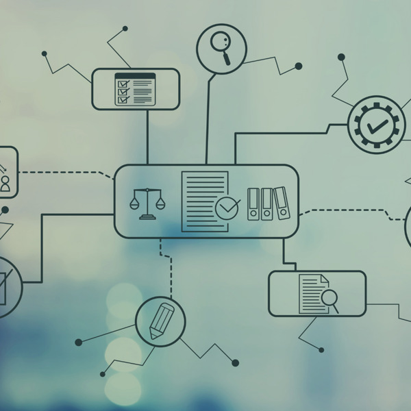 En man i kostym skriver på en skärm.