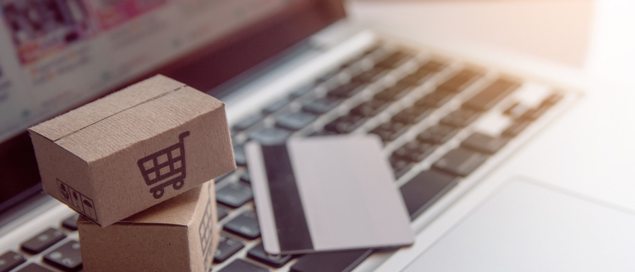 En pappkartong som sitter på tangentbordet på en bärbar dator.