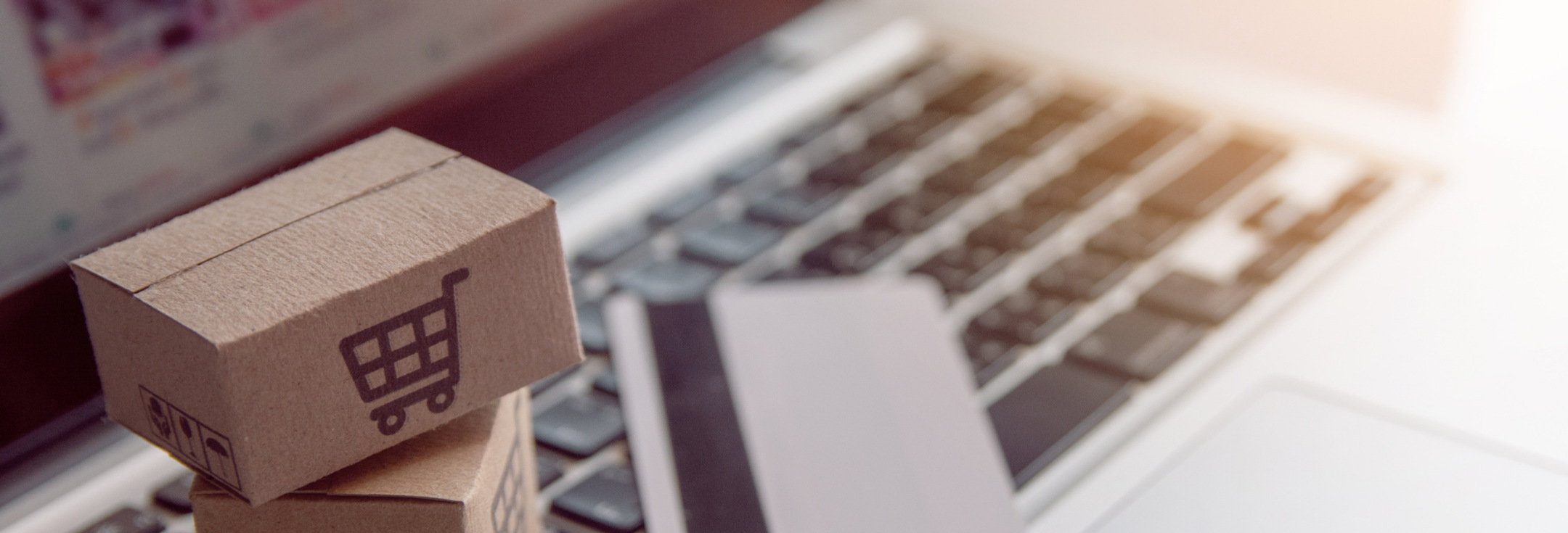 En pappkartong som sitter på tangentbordet på en bärbar dator.