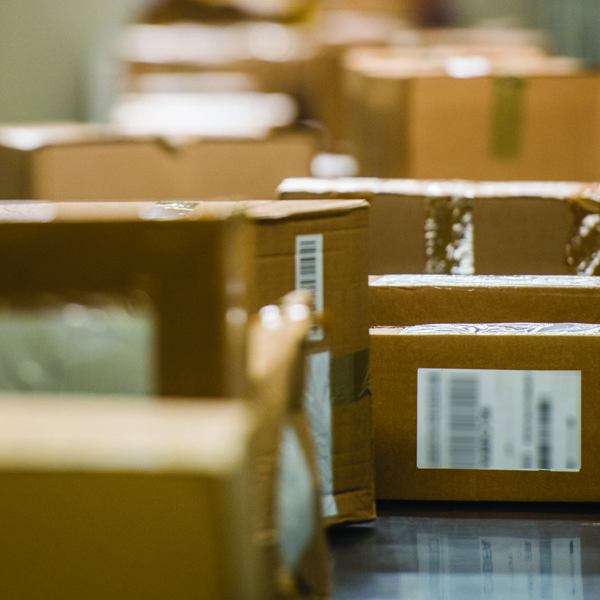 Lådorna är uppradade på ett transportband.