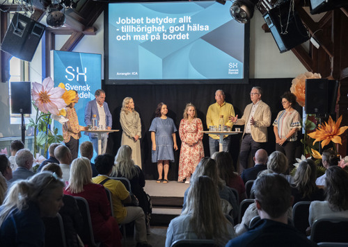 En grupp människor som står på toppen av en scen.