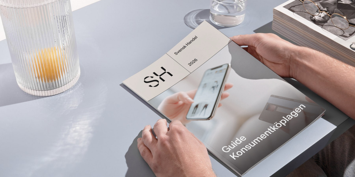 En person som sitter vid ett bord med en bok.