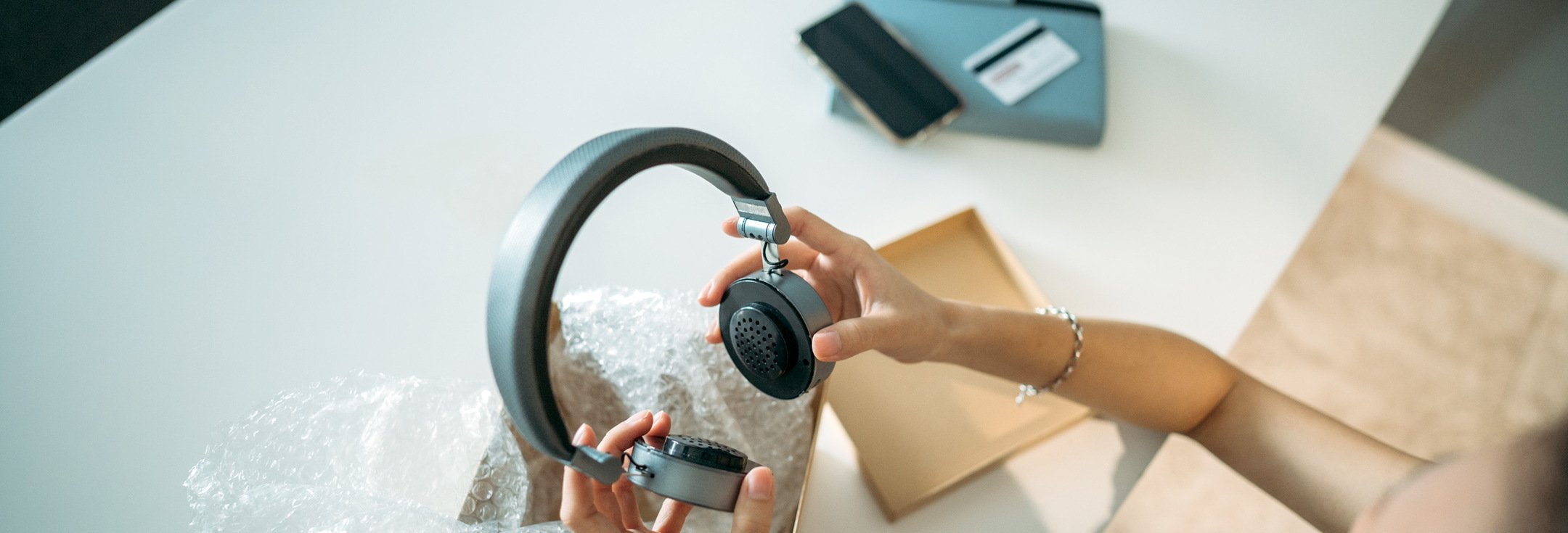 En kvinna som håller i en ratt på ett bord.