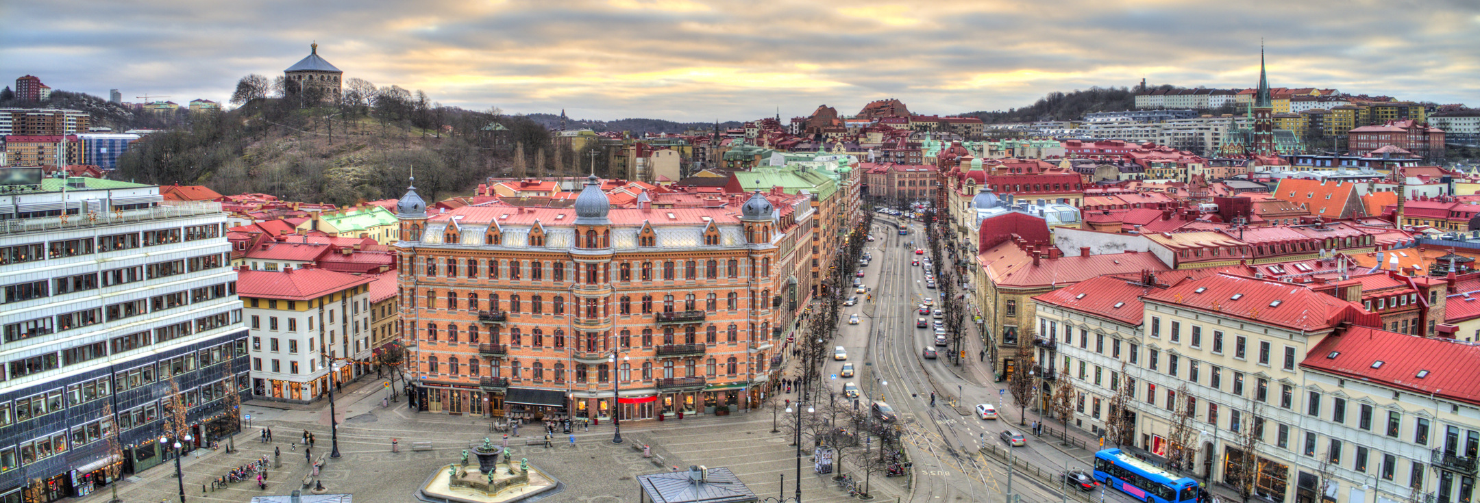 En utsikt över en stad från en hög utsiktspunkt.