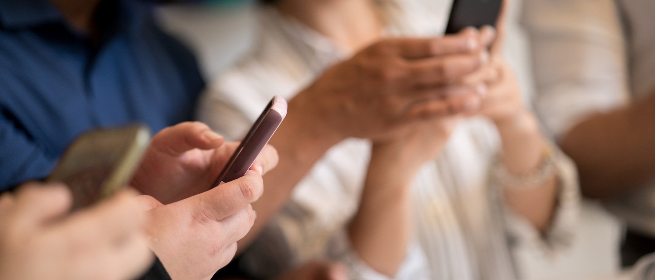 personer som använder mobiltelefoner