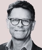 Ett svartvitt foto av en man med glasögon.
