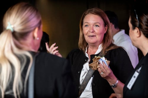 En grupp kvinnor som står bredvid varandra.