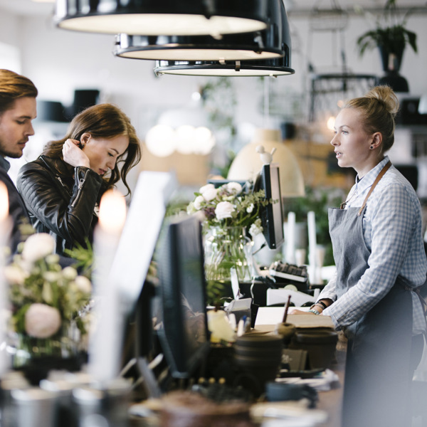 Några personer som står framför en dator.