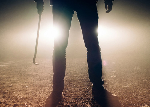 En person som står mitt på en grusplan.