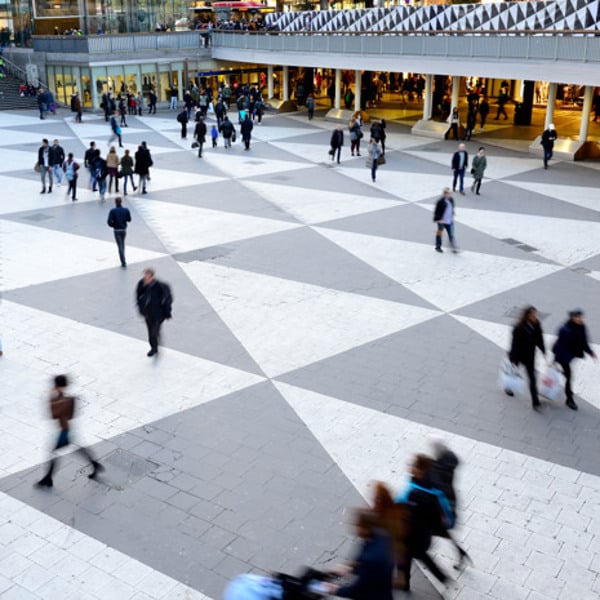 En grupp människor som går runt i ett köpcentrum.
