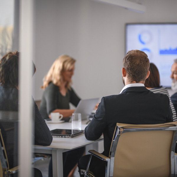 En grupp människor som sitter runt ett bord.