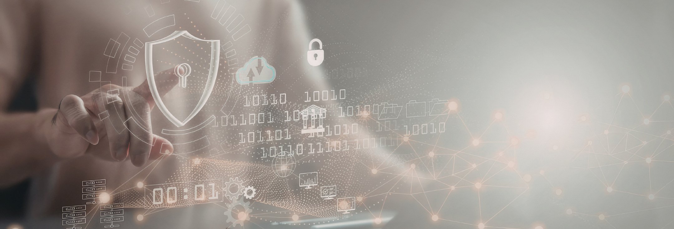 En man håller i en bärbar dator med en sköld på.