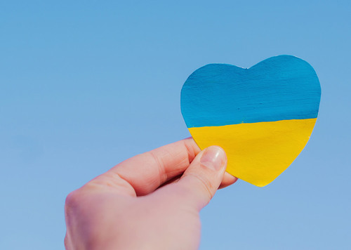 En hand som håller i ett papper i form av ett hjärta.