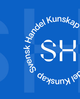 En blå bakgrund med vita bokstäver och en vit logotyp.