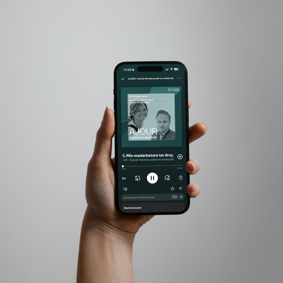 En person som håller upp en smartphone där en video spelas upp.