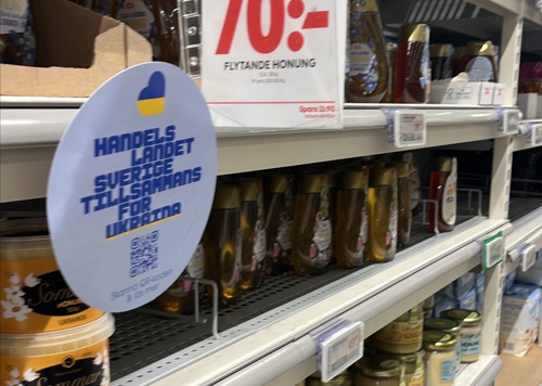 En butikshylla fylld med massor av burkar med mat.