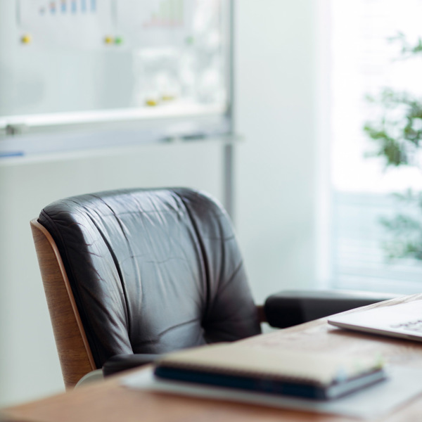 En bärbar dator som sitter på ett träbord.