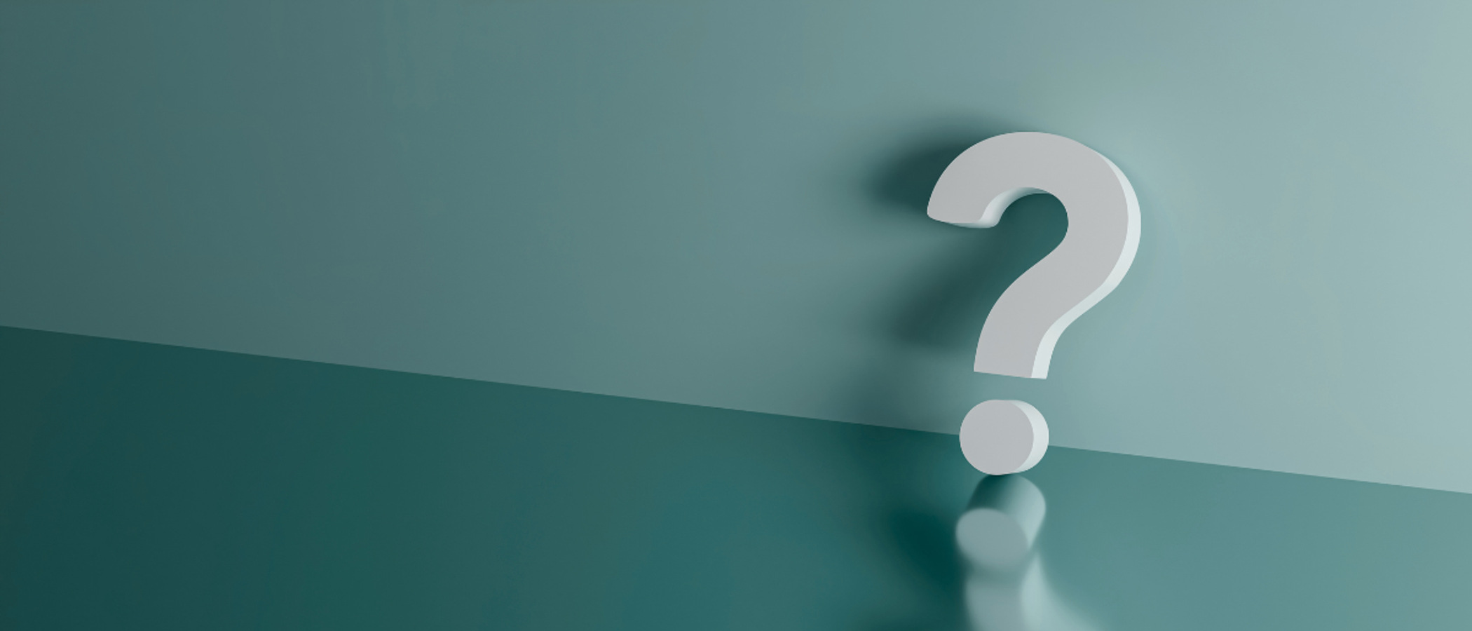 Ett vitt frågetecken som sitter på en grön vägg.