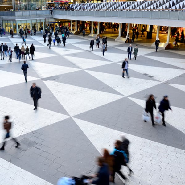 En grupp människor som går runt i ett köpcentrum.