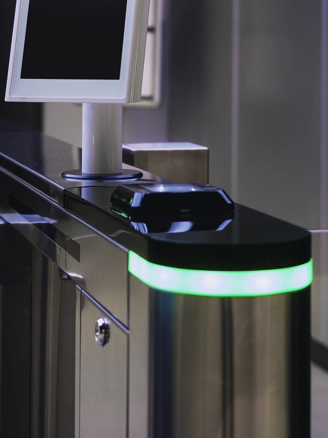 En datorskärm som sitter på ett metallbord.