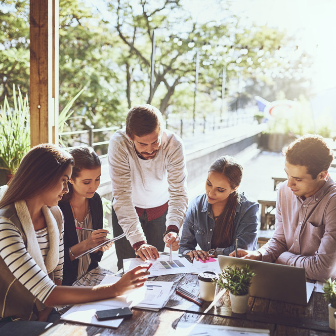 En grupp människor som sitter runt ett bord.