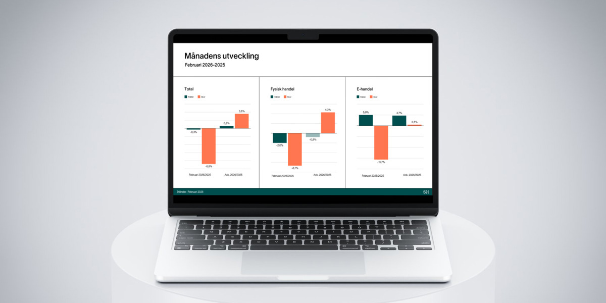 En bärbar dator som sitter på ett vitt bord.