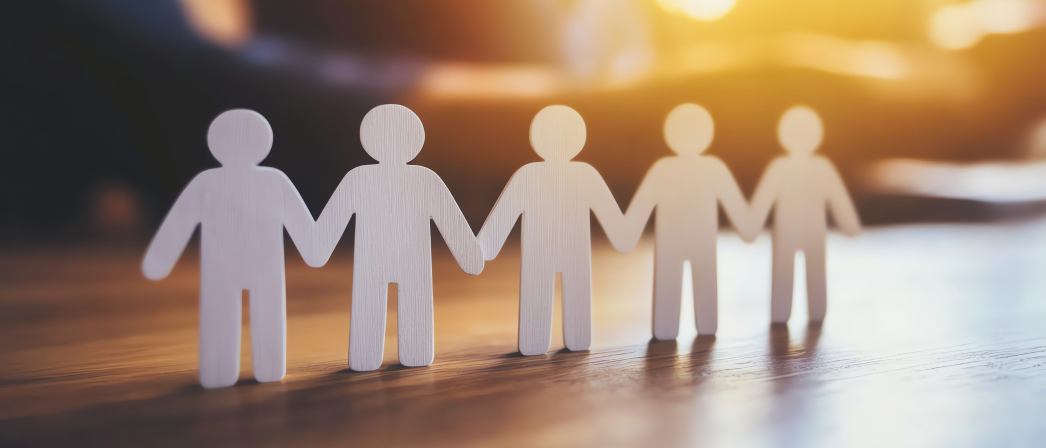 En grupp pappersmänniskor som står bredvid varandra.