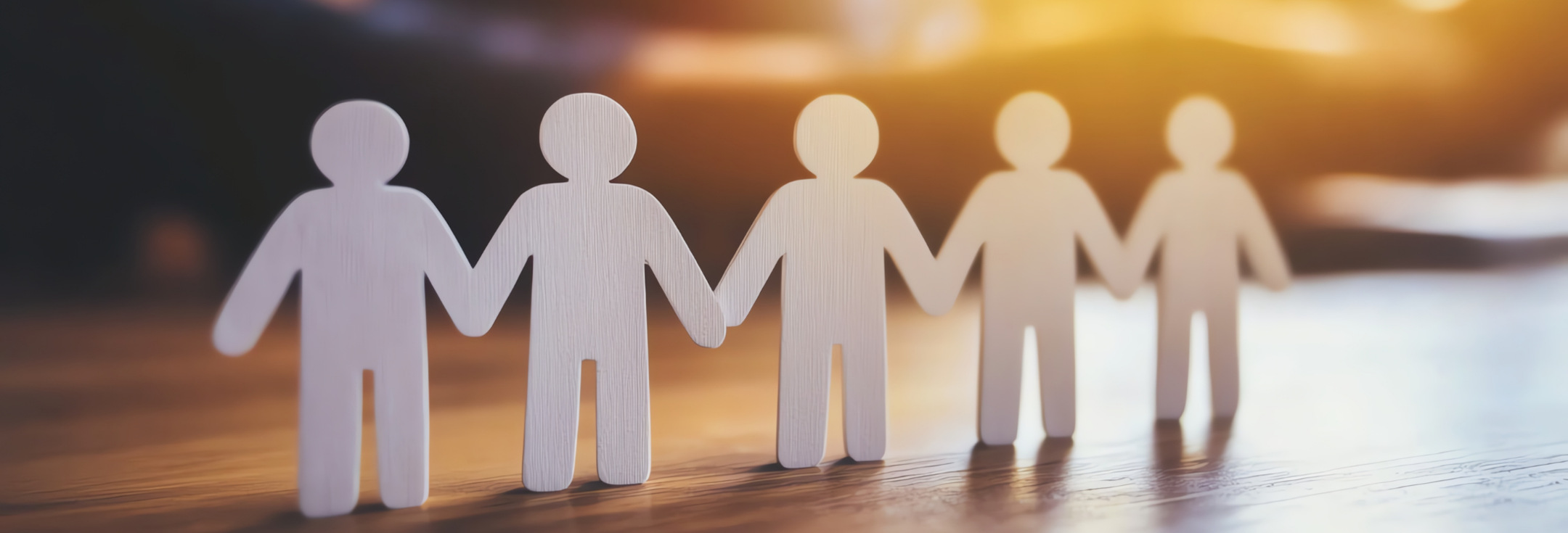 En grupp pappersmänniskor som står bredvid varandra.