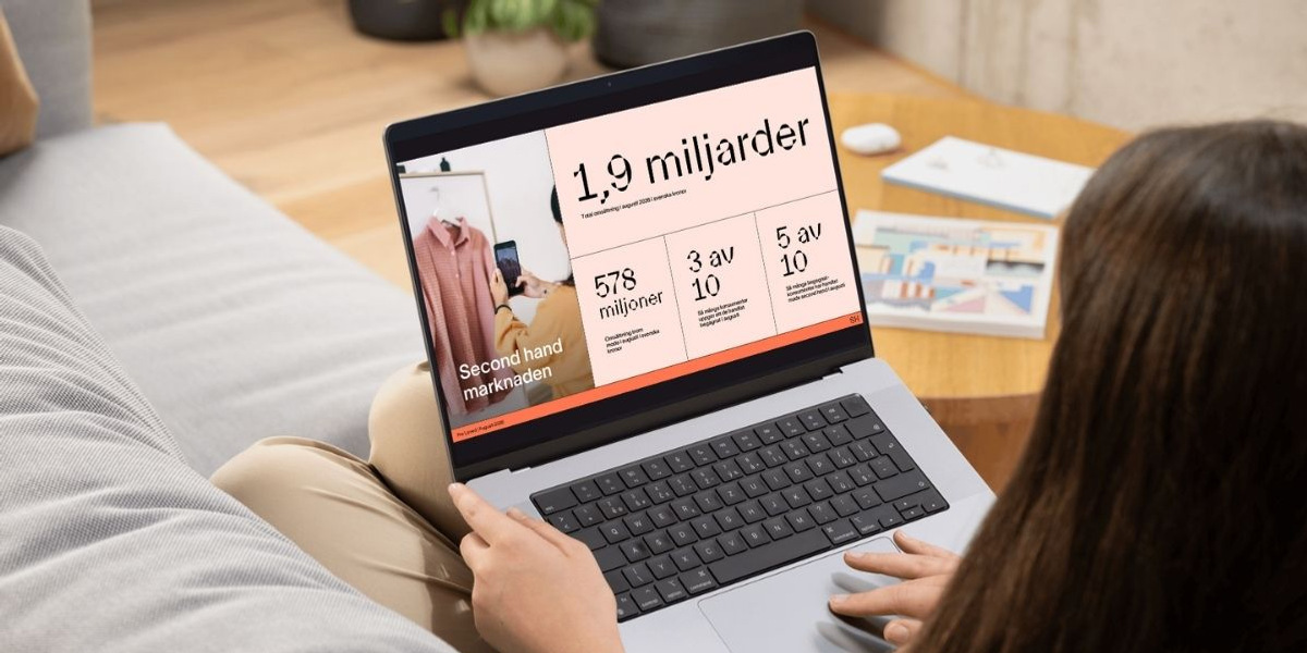 En kvinna som sitter på en soffa och använder en bärbar dator.
