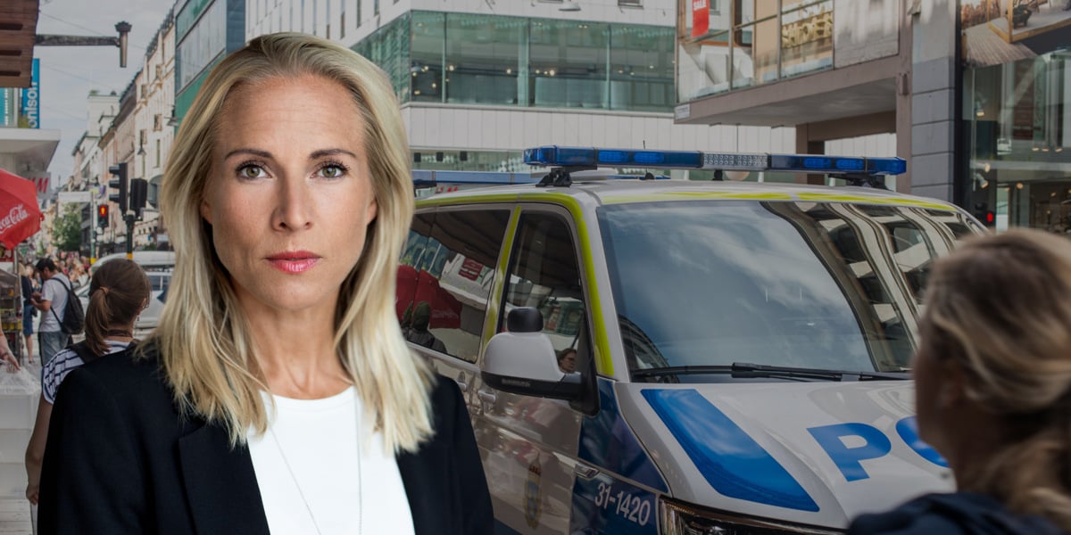 En kvinna står framför en polisbil.