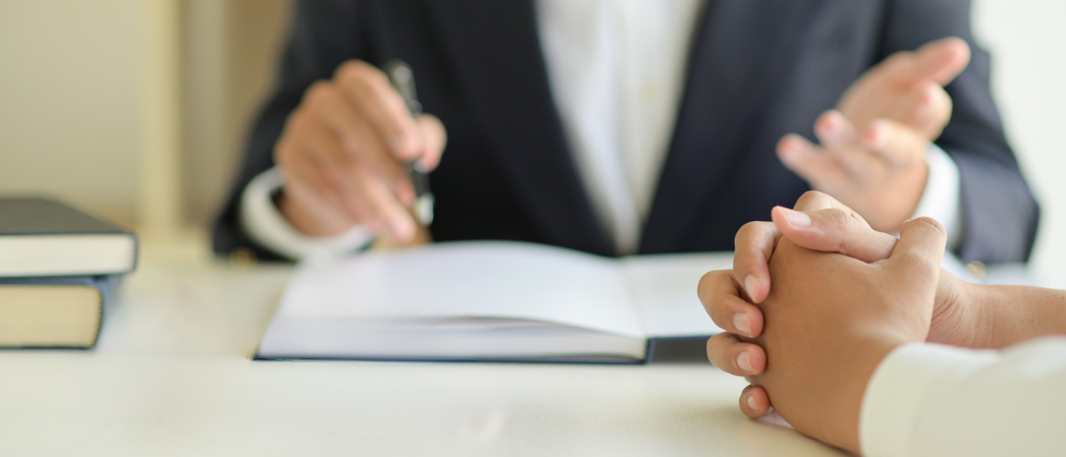 två personer i samtal