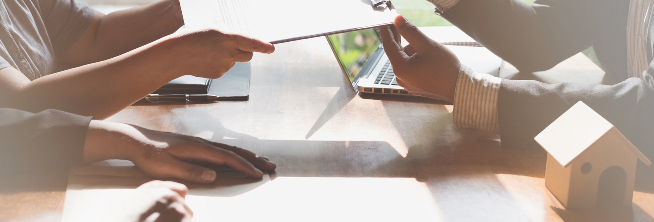 En grupp människor som sitter runt ett träbord.